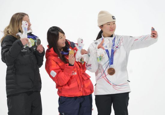 손목 부러져도 다시 훨훨 날았다…18세 여고생 스노보더 유승은, 설상 여자 첫 동메달(종합)