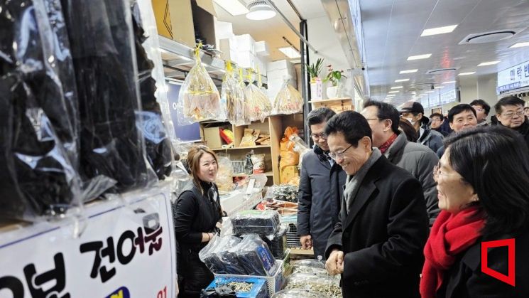 이철우 경북도지사가 영덕시장 현지 상인들과 대화를 하고 있다. 권병건 기자