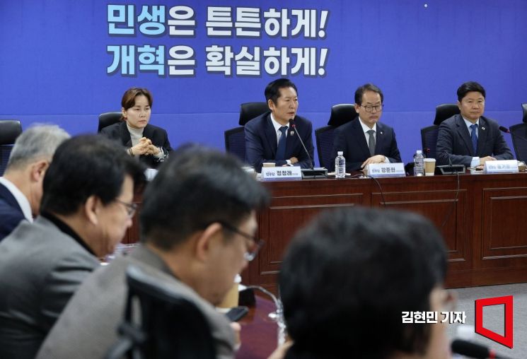 정청래 더불어민주당 대표가 10일 국회에서 열린 조국혁신당과의 합당 관련한 재선의원 간담회에서 발언하고 있다. 2026.2.10 김현민 기자