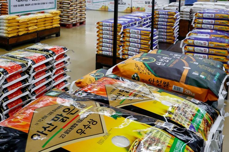 "똑 떨어졌는데 23만원이 넘더라" 한숨 푹…난리 난 쌀값에 정부양곡 푼다