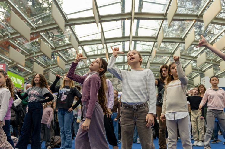 한국관광 홍보관에서 K-팝 댄스 클래스를 즐기는 어린이들. 사진 한국관광공사]