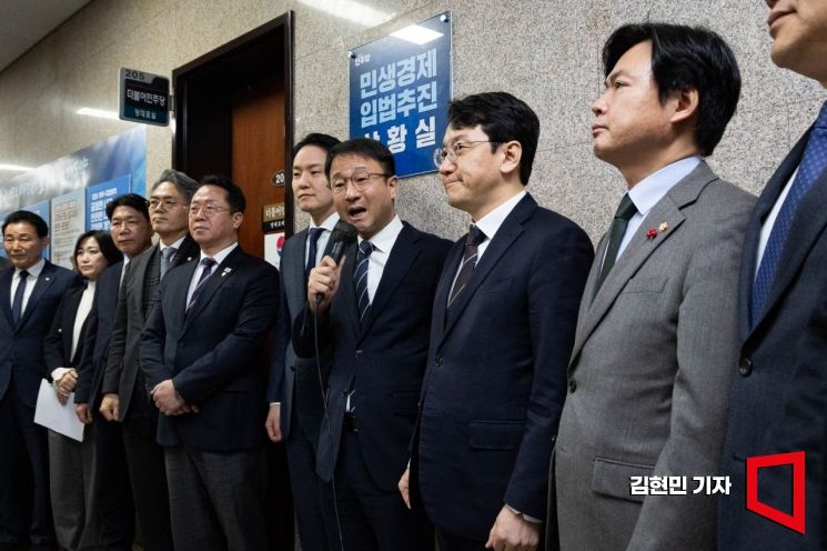 한병도 더불어민주당 원내대표가 10일 국회에서 열린 민생경제 입법추진 상황실 현판식에서 인사말을 하고 있다. 김현민 기자