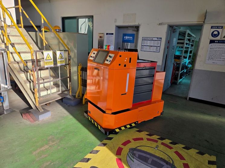 시흥철도차량정비단에 투입된 자재운반 자율주행 로봇. 코레일