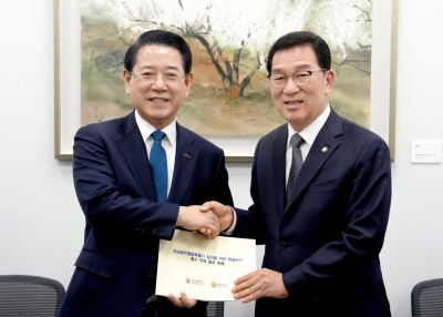 김영록 전라남도지사가 10일 서울 국회에서 신정훈 국회 행안위원장과 면담을 갖고 전남광주행정통합 특별법 필수 특례 반영 방안 협의를 위한 협조를 요청하고 있다. 전남도 제공