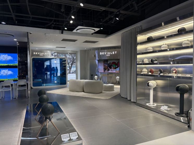 롯데하이마트 잠실점 입구에 들어서자마자 우측에 전시된 프랑스 오디오 명품 드비알레 플래그십 스토어. 권재희 기자