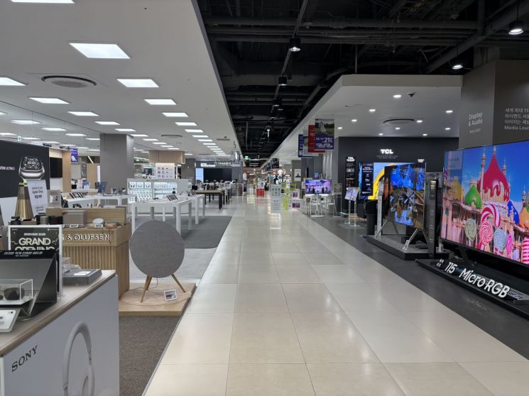 롯데하이마트 잠실점 입구에서 연결된 통로를 따라 TV와 카메라, 타건샵으로 이어지도록 매장을 구성했다. 권재희 기자