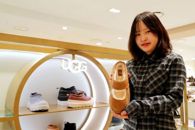 광주신세계 본관 3층 어그 매장에서 직원이 메리제인 스타일에 보온성을 더한 비아 메리제인 모델을 선보이고 있다. 광주신세계 제공
