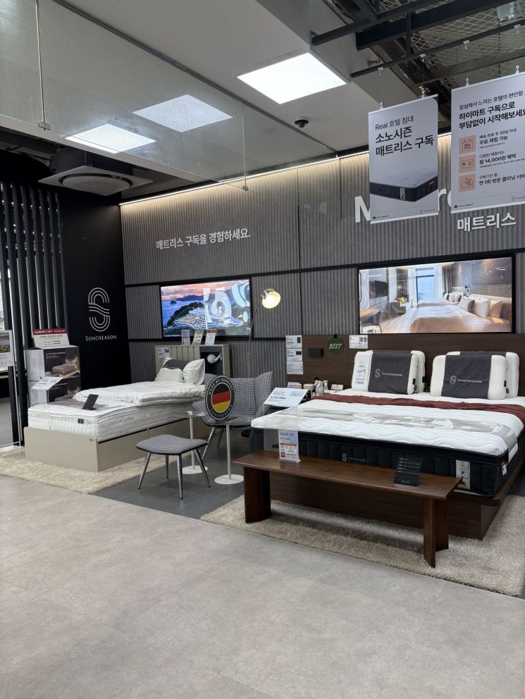 롯데하이마트 잠실점은 가전 뿐만 아니라 고객의 생애주기에 맞춰 다양한 내구재까지 함께 선보인다. 롯데하이마트 잠실점에 진열된 구독형 매트리스. 권재희 기자