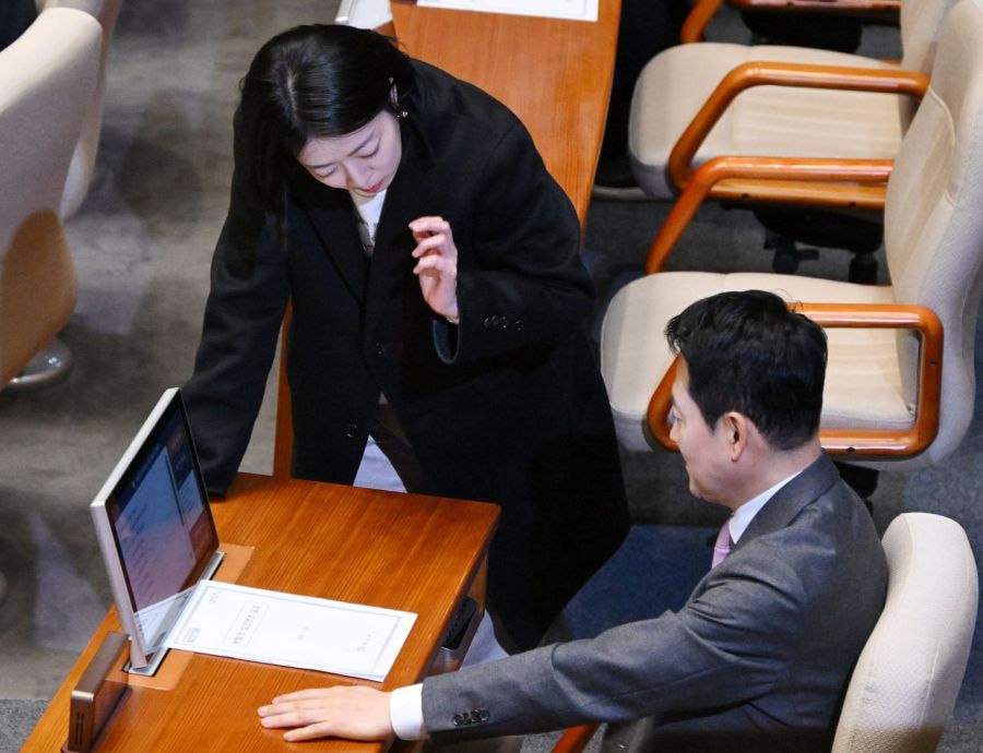 장동혁 국민의힘 대표와 배현진 의원이 9일 국회에서 열린 본회의에 출석해 대화하고 있다. 국민의힘 중앙윤리위원회는 배 의원에 대한 징계 절차에 들어간 것으로 알려졌다.2026.2.9 김현민 기자