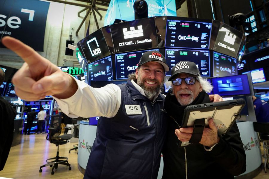 On February 6, 2026, at the New York Stock Exchange (NYSE) in the United States, the Dow Jones Industrial Average surpassed 50,000, and traders on the floor reacted after the close. Reuters and Yonhap News