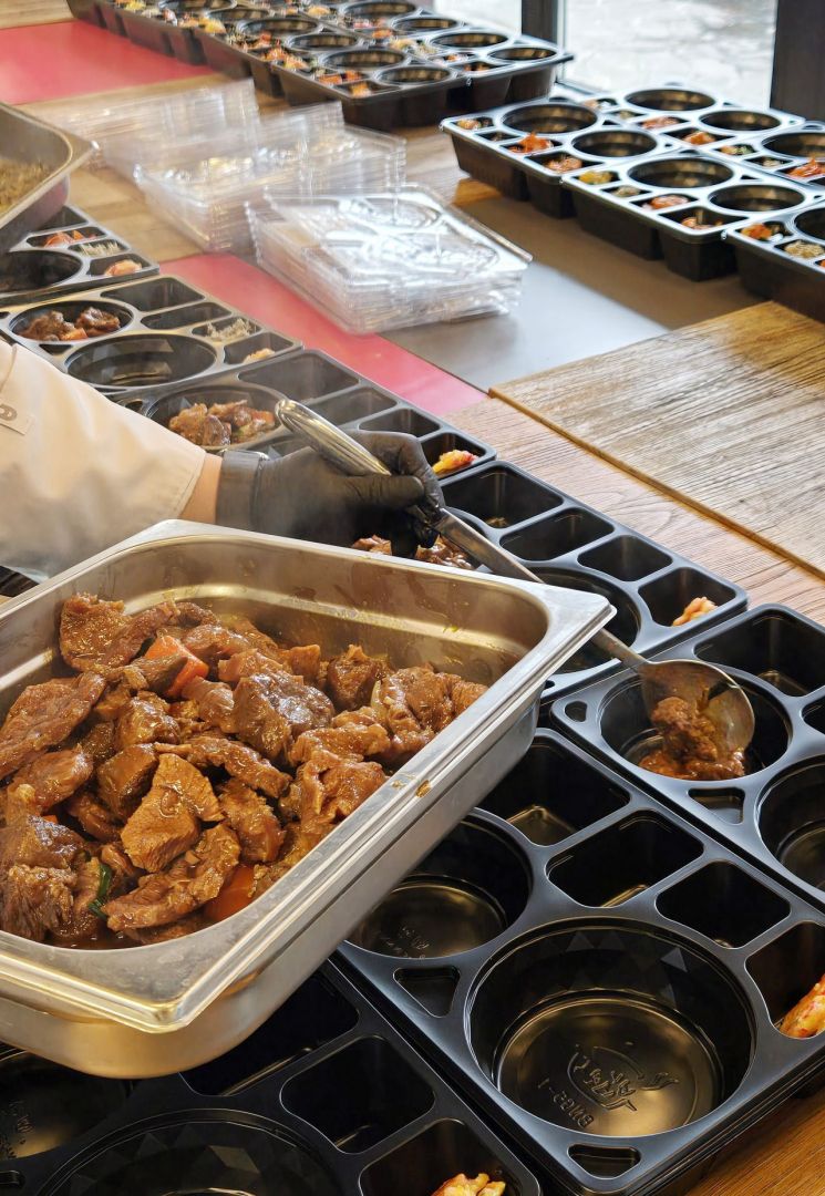 9일(현지시간) 이탈리아 밀라노 급식지원센터에서 2026 밀라노-코르티나담페초 동계올림픽 대한민국 선수단에게 전달할 발열 도시락 준비 작업이 한창이다. 연합뉴스