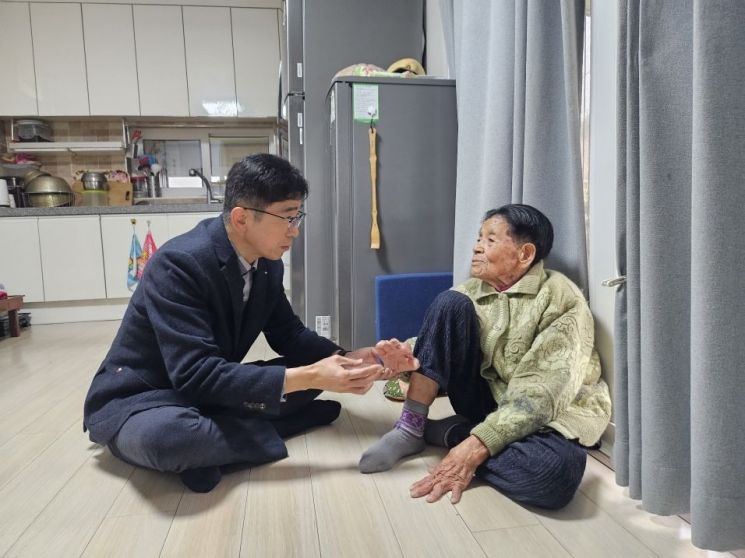 포항시, 설 맞아 경북 유일 위안부 피해자 어르신 위문…"역사의 산증인 예우 다할 것"