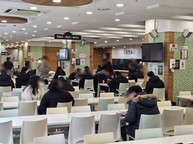"이게 6500원" 다시 보이네…'고물가'에 학식 먹는 사람들