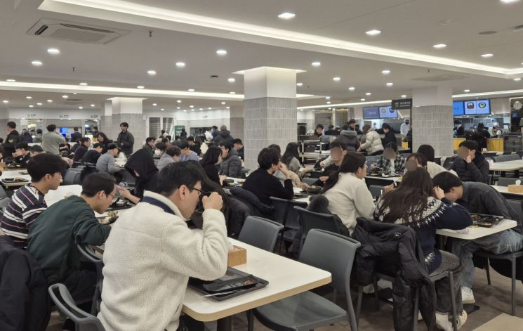 "이게 6500원" 다시 보이네…'고물가'에 학식 먹는 사람들