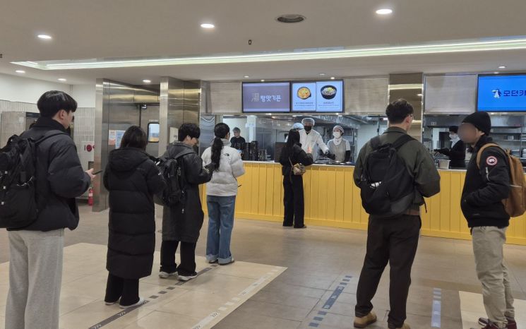 "이게 6500원" 다시 보이네…'고물가'에 학식 먹는 사람들