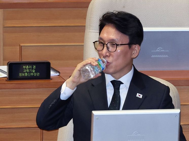 金총리 "환율 상승, 펀더멘털 문제 아냐…수급문제"