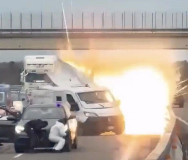 영화 한 장면인 줄…소총 괴한들, 폭탄으로 현금 수송 차량 '쾅', 伊고속도로 습격사건