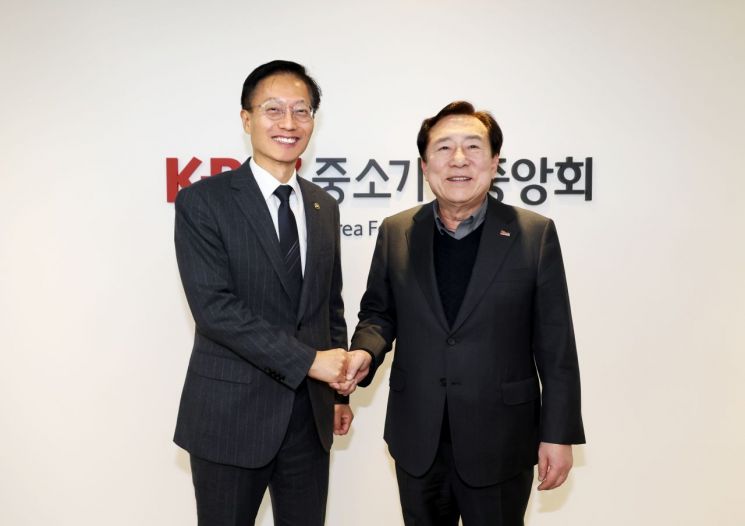 10일 김용선 지식재산처장(왼쪽)과 김기문 중기중앙회장이 기념 촬영을 하고 있다. 중기중앙회