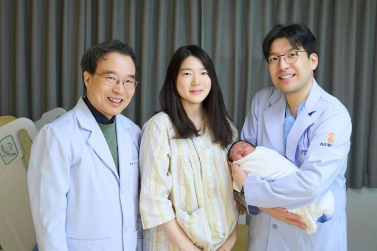 35년 전 신생아가 '엄마' 돼 출산…의사 父子와 특별한 인연