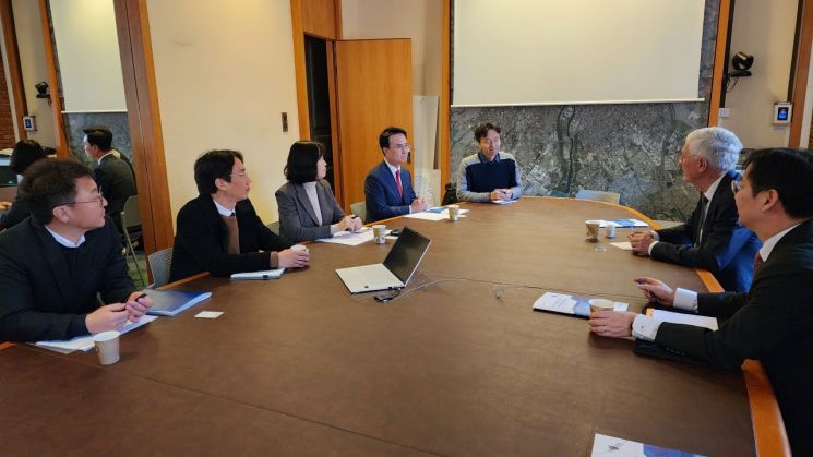 사천시 프랑스 툴루즈시청 관계자와 면담 현장 사진.
