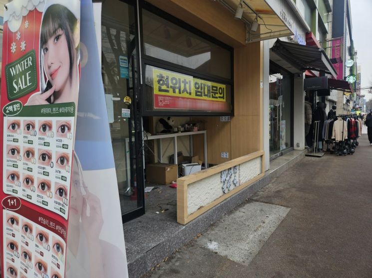 3m 간격으로 '임대문의'…"20년 장사 접었다" 성수동 뜨자 건대 상권 '폭삭'