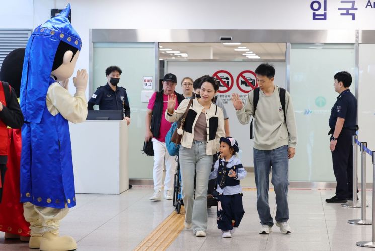 "또 사방에서 중국어만 들리겠네"…19만명 중국인, 한국으로 몰려온다