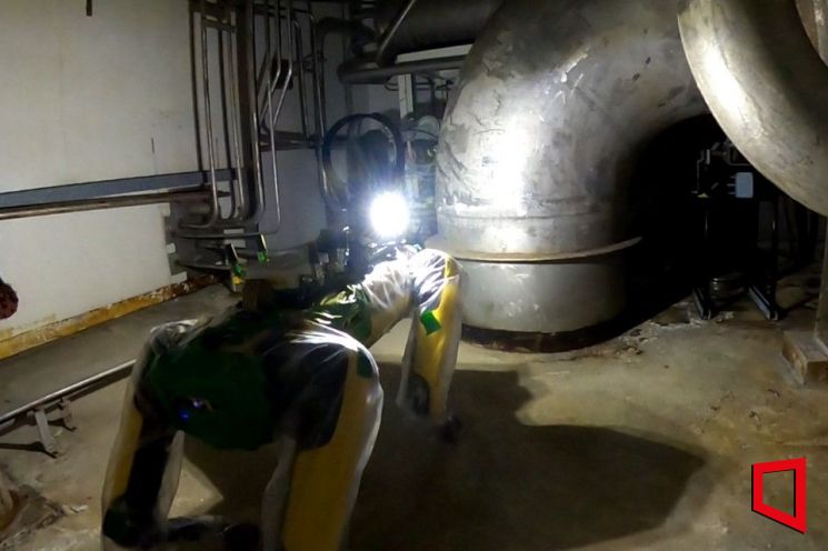 현대자동차그룹 로봇 전문 계열사 보스턴다이나믹스 4족 보행 로봇 '스팟'이 영국 원자력 시설 해체 공기업 셀라필드의 작업 현장을 순찰하고 있다. 현대차