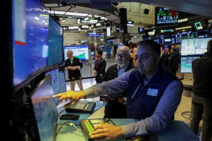 [뉴욕증시]美 소매판매 3년 만에 최저…경기 약화 우려에 증시 하락 마감