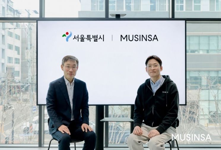 Kim Younghwan, Director of the Garden City Bureau of the Seoul Metropolitan Government (left), and Lee Seungjin, Vice President of Musinsa (right), are posing for a commemorative photo on the 10th after signing a business agreement to create a corporate companion garden for the 2026 Seoul International Garden Expo. Photo by Musinsa