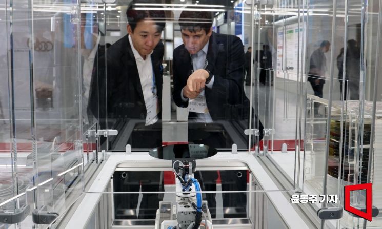 Visitors attending '2026 Semicon Korea' held at COEX in Gangnam-gu, Seoul, are watching a demonstration of an automatic semiconductor wafer handling module. 2026.02.11 Photo by Dongju Yoon