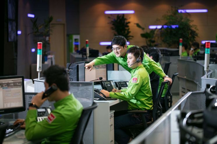 10일 수원시 인계동 에스원 보안관제센터에서 관제사가 상황을 모니터링하며 대응하고 있다. 에스원