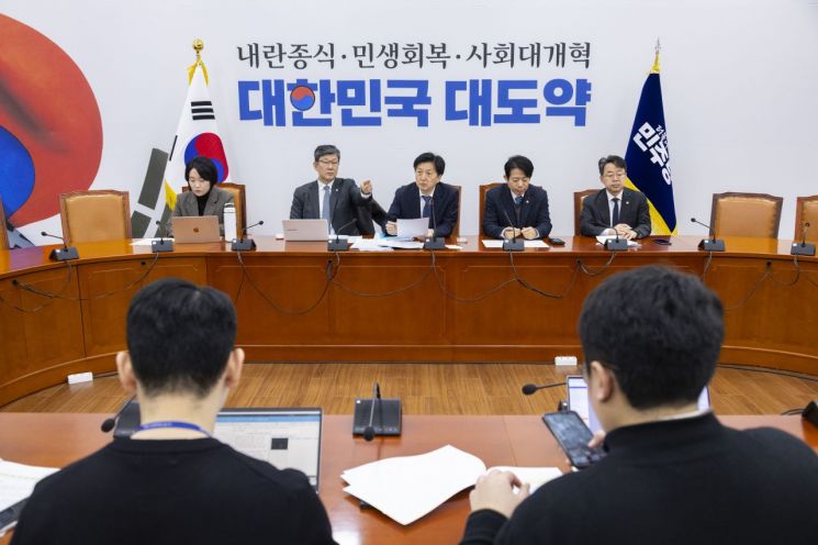 오기형 더불어민주당 K자본시장 특별위원회 위원장을 비롯한 위원들이 11일 국회에서 기자간담회를 열고 3차 상법 개정안을 설명하고 있다. 연합뉴스