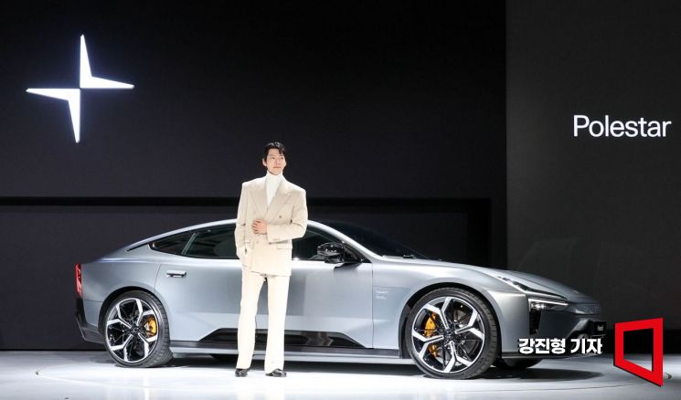 폴스타 앰배서더 배우 김우빈이 11일 서울 용산구 그랜드 하얏트 서울에서 열린 '2026 폴스타 미디어 데이 (Polestar Media Day)'에서 폴스타 5(Polestar 5)와 포즈를 취하고 있다. 폴스타 5(Polestar 5)는 4도어 퍼포먼스 그랜드 투어러(Grand Tourer)로 2020년 공개한 콘셉트 모델 프리셉트(Precept)를 통해 제시했던 폴스타의 디자인과 기술, 지속 가능성 역량을 집약한 플래그십 모델이다. 2026.2.11 강진형 기자