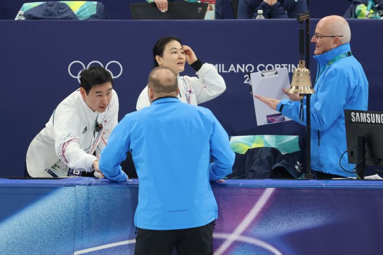 10일 이탈리아 밀라노 아이스스케이팅 아레나에서 열린 2026 밀라노ㆍ코르티나담페초 동계올림픽 쇼트트랙 혼성계주 준결승에서 김길리가 미국팀과 충돌해 넘어지자 경기가 끝난 뒤 김민정 코치가 심판진과 대화를 나누고 있다. 연합뉴스
