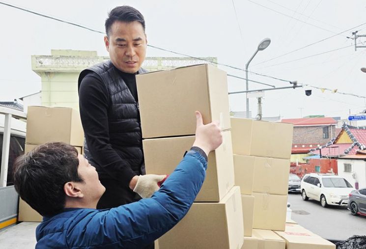 기부물품을 직접 나르고 있는 신선 그린뉴딜E포럼 이사장(오른쪽)과, 김승유 이사. 그린뉴딜E포럼 제공