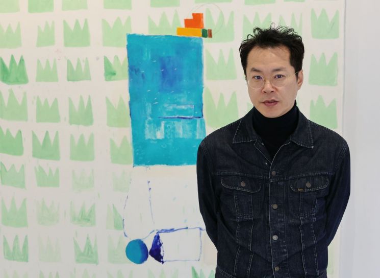 작가 겸 배우 백현진이 3일 서울 종로구 PKM갤러리에서 열린 개인전 '서울 신택스'(Seoul Syntax) 기자간담회에서 취재진의 질문에 답하고 있다. 연합뉴스