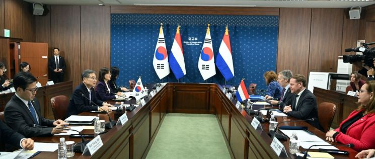 韓-네덜 2+2 고위급 회의…조현 "중견국 간 협력, 어느 때보다 중요" (종합)