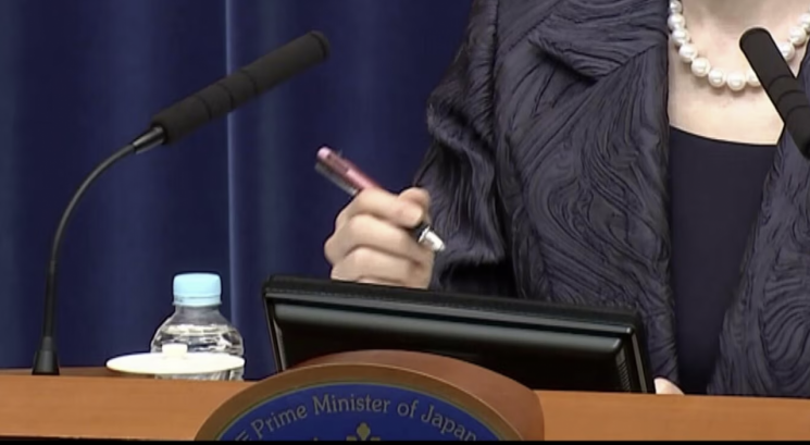 가방부터 볼펜까지 손만 대면 '열광'…전례없는 다카이치 팬덤활동 '사나카츠' [日요일日문화]