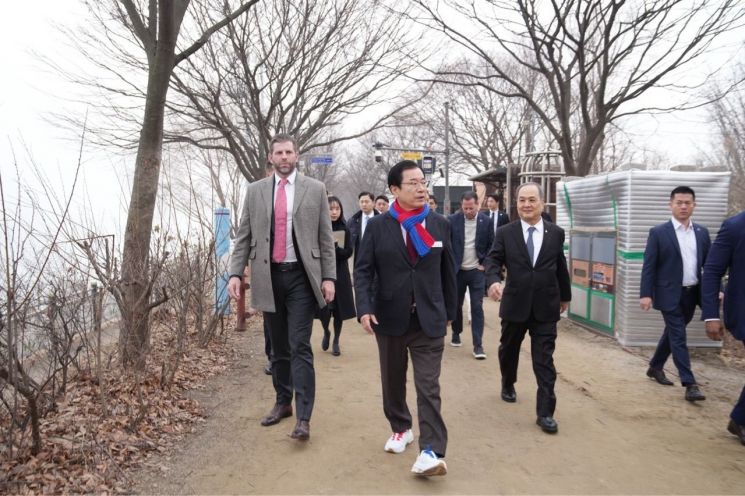 도널드 트럼프 미국 대통령의 차남인 에릭 트럼프 트럼프 그룹 총괄 부사장이 11일 시 핵심 역점 사업인 'K-컬처 콤플렉스(K-스타월드)' 호텔 사업 예정 부지를 둘러보고 있다. 하남시 제공