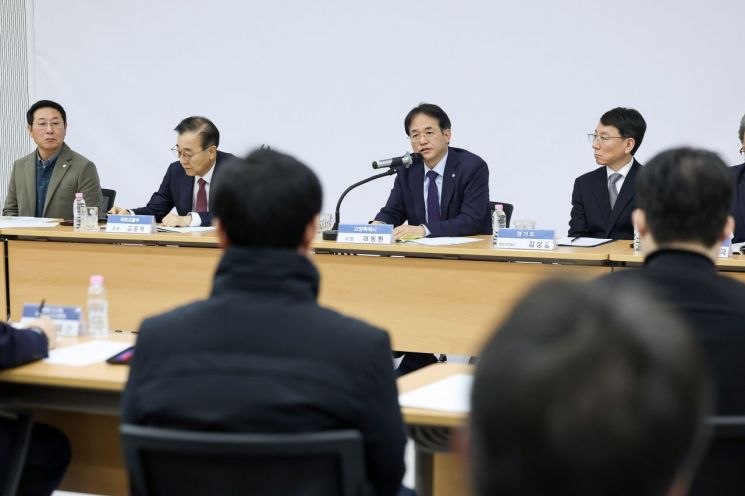 이동환 고양특례시장은 11일 김윤덕 국토교통부 장관, 김영환 국회의원, 김성회 국회의원, 김성중 경기도 행정1부지사와 함께 일산신도시 선도지구 강촌마을을 방문하고 있다. 고양시 제공