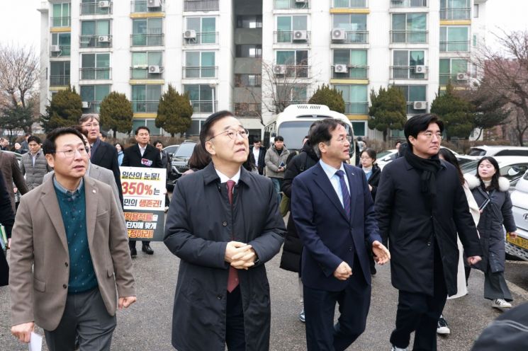 김윤덕 국토교통부 장관이 11일 오후 1기 신도시 선도지구인 경기 고양시 일산동구 강촌마을 5단지를 찾아 이동환 고양시장(김 장관 오른쪽) 등과 함께 단지 노후 상태를 점검하고 있다. 국토교통부