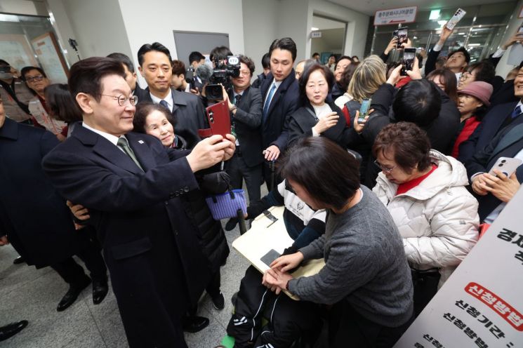 이재명 대통령과 김혜경 여사가 11일 충북 충주시건강복지타운 그냥드림 사업장에서 시민들과 기념촬영하고 있다. 연합뉴스