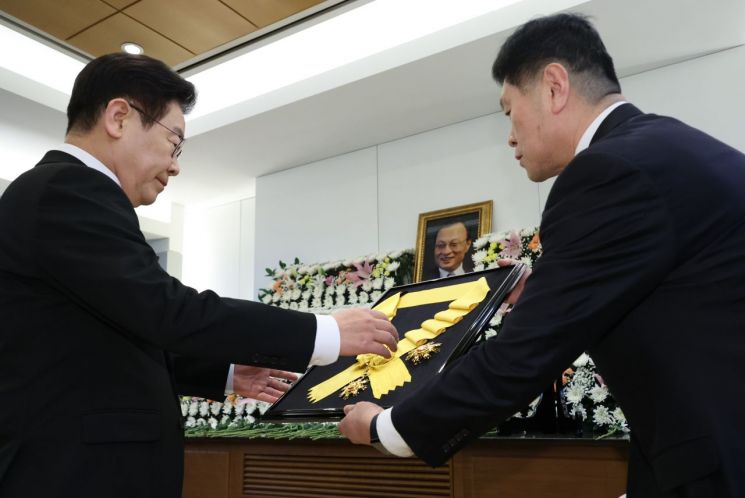 이재명 대통령이 서울 종로구 서울대병원 장례식장에 마련된 고 이해찬 전 국무총리 빈소에 국민훈장 무궁화장을 추서하고 있다. 연합뉴스