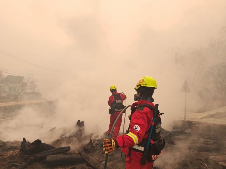 경남 산청군 시천면 산불 현장에서 진화대원이 불을 끄고 있다. 산림청 제공