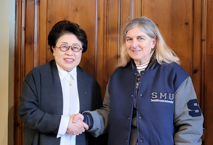 김종희 상명대 총장(왼쪽)과 조지아 지오반네티(Giorgia Giovannetti) 피렌체대 국제부총장이 총장단 회의 후 기념사진을 촬영하고 있다. 상명대학교