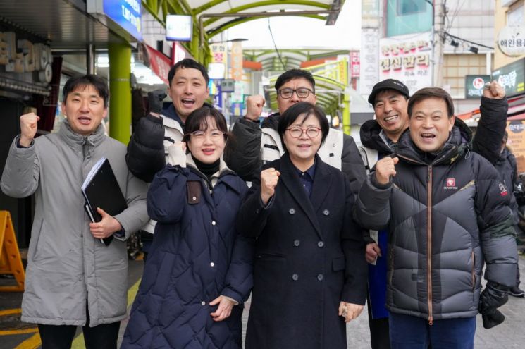 백년시장 상인들과 강북구청 공무원, 이순희 구청장이 파이팅을 외치고 있다. 앞줄 오른쪽 이해룡 백년시장 상인회장, 오른쪽 두 번째 이순희 구청장. 강북구 제공.