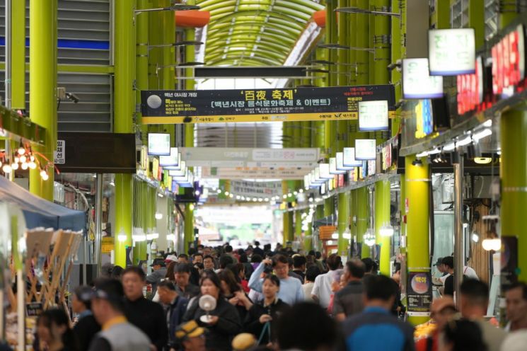 강북구는 전통시장 시설 현대화와 경영혁신을 통해 시장에 활력을 불어넣고 있다. 아케이드 완공 후 분위기가 확 달라진 수유동 백년시장. 강북구 제공.