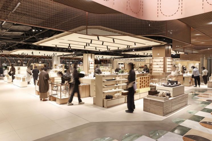 "돈 많이 벌었어요" 백화점에서 펑펑…그 돈, 반도체에서 나왔다