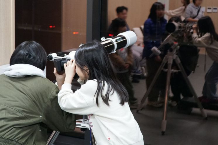 마포365구민센터 옥상천문대에서 엄마와 함께 별을 관측하는 어린이. 마포구 제공.