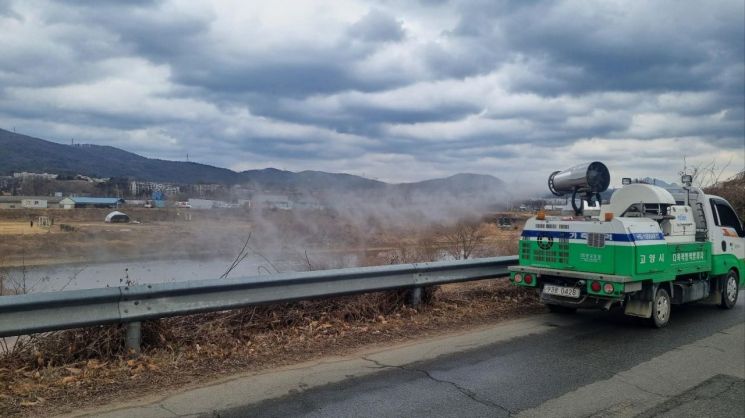 하천 방역소독실시. 고양시 제공